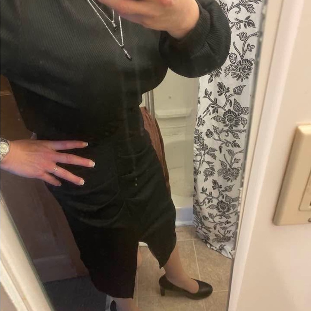 Elegant Black Dress - Picture 2 of 5